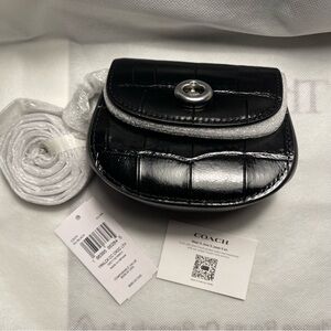 NWT Coach turnlock card case